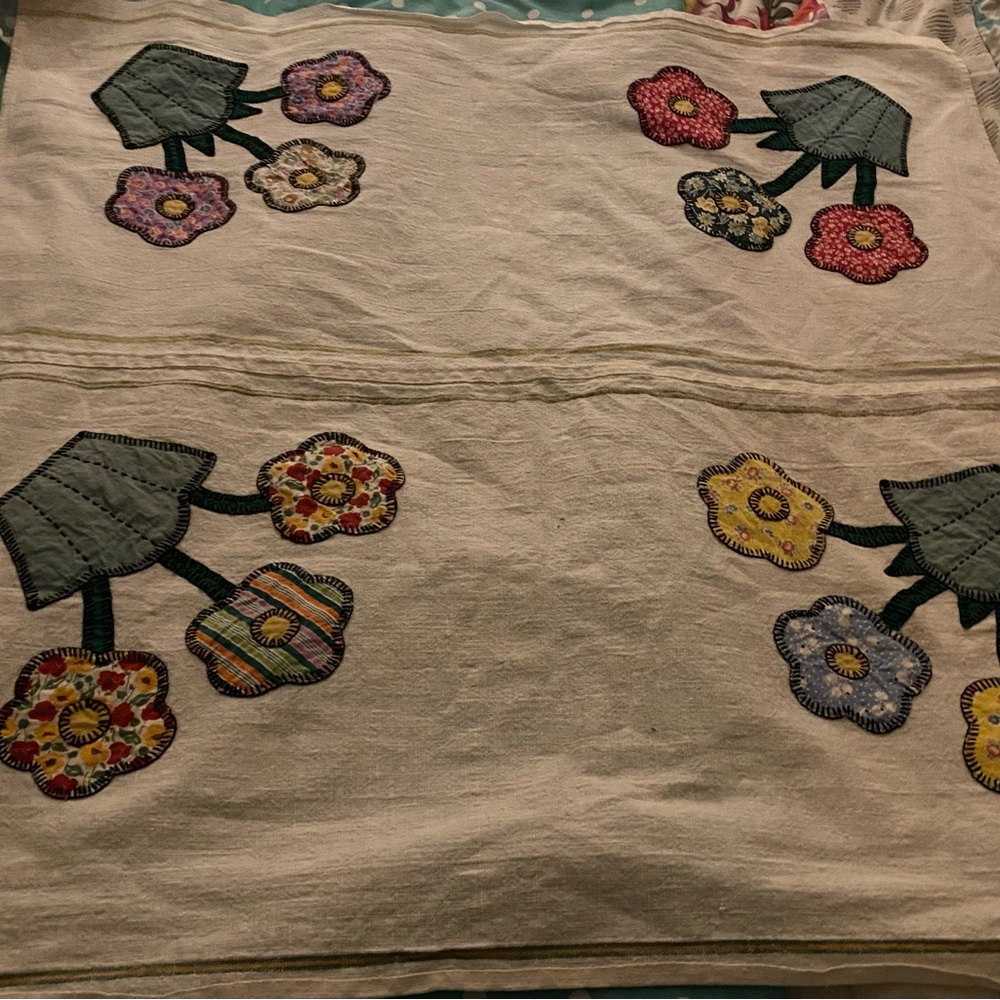 Vintage Appliquéd Floral Table Topper 32” X 32” 1940s